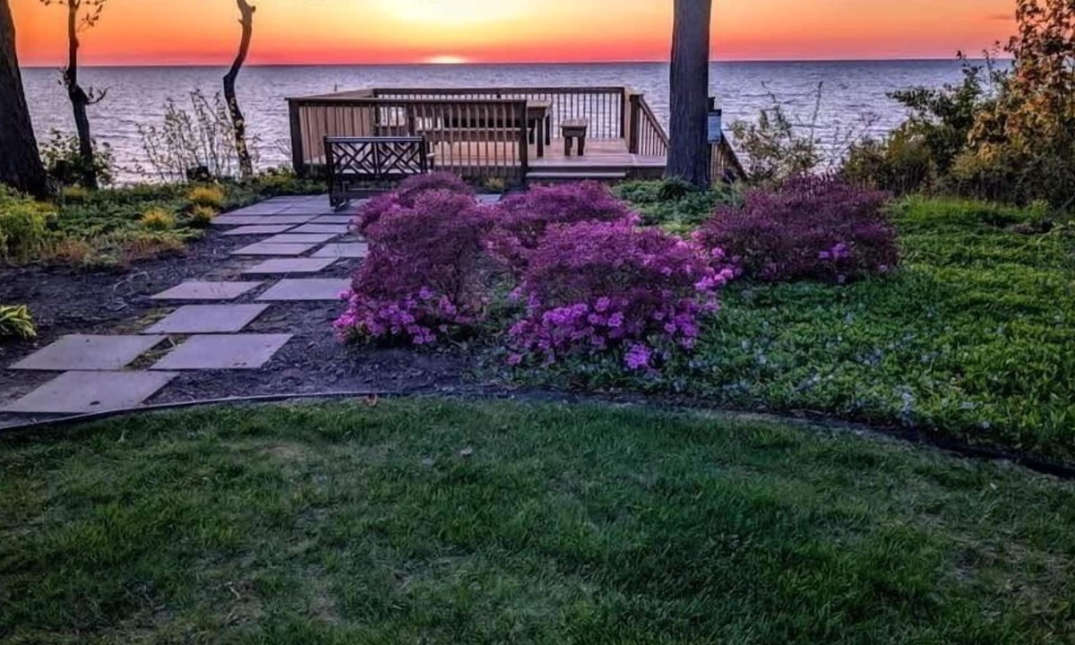 Riverside House | The Blue Heron on Lake Michigan, private beach, hot tub, indoor fireplace, and outdoor fire table. Fully stocked home including beach towels and chairs. Great house for summer vacations and NOTRE DAME game weekends.