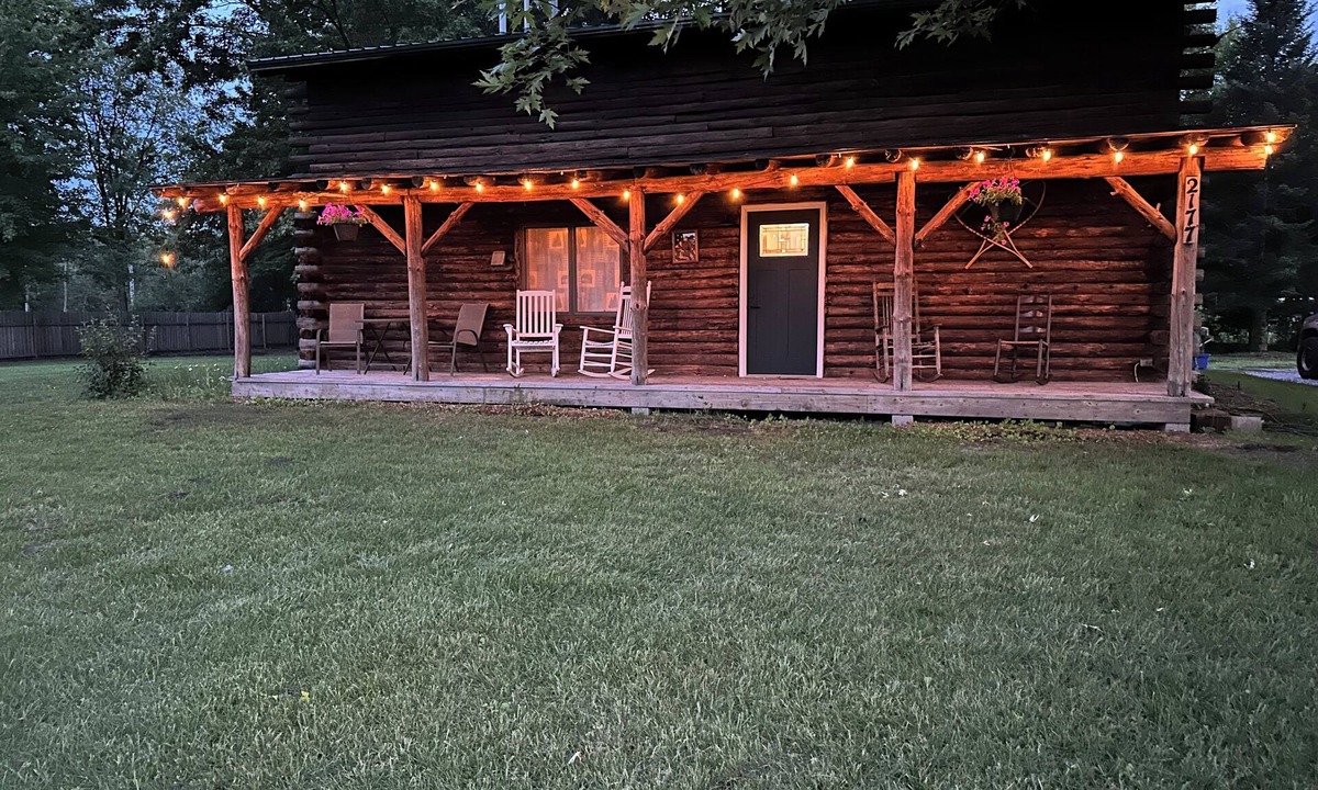Midland Cabin | The Eagle’s Nest - 12 miles to Soaring Eagle Casino! Mt. Pleasant - Midland