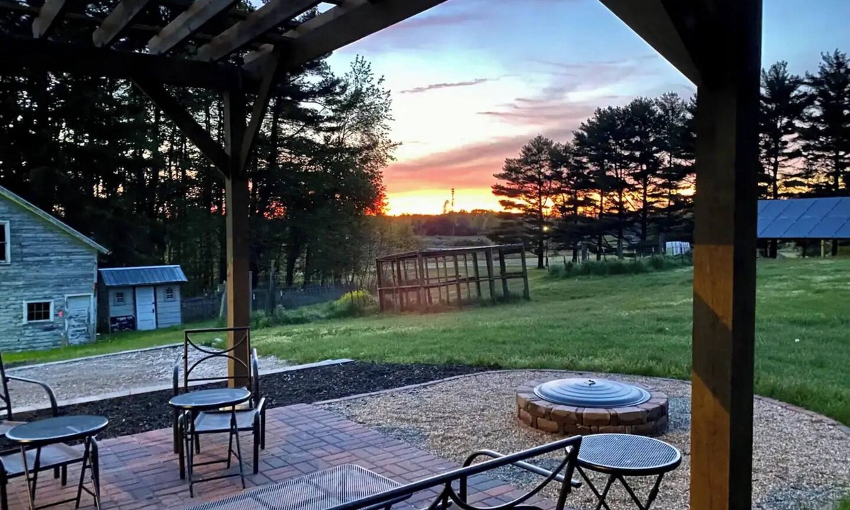 Bridgman House | The Hilltop Hideaway - 4 acres, hot tub, sunsets, near Warren Dunes & Weko Beach