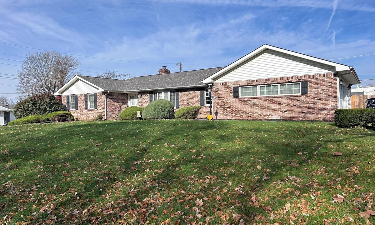 Greencastle House | The Ranch@DePauw is available August, 4 bedrooms. Modern, clean, Greencastle, IN
