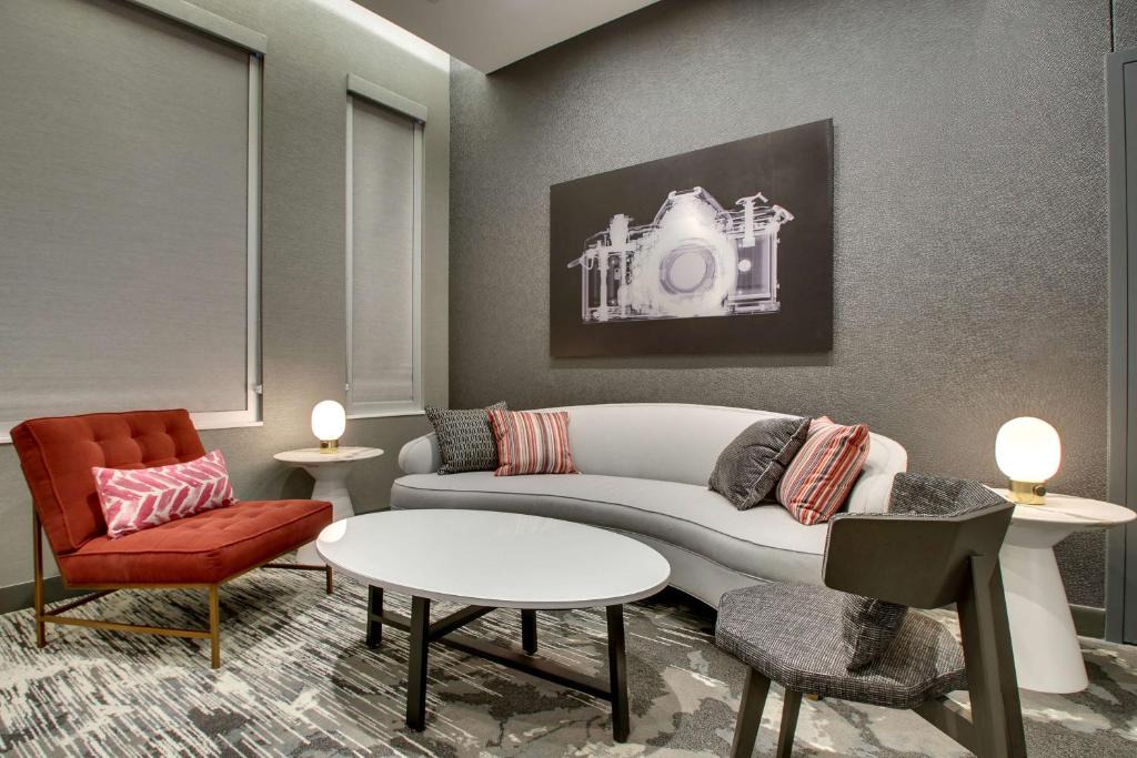 Rosemont Hotel | The Rose Chicago, Tapestry Collection By Hilton