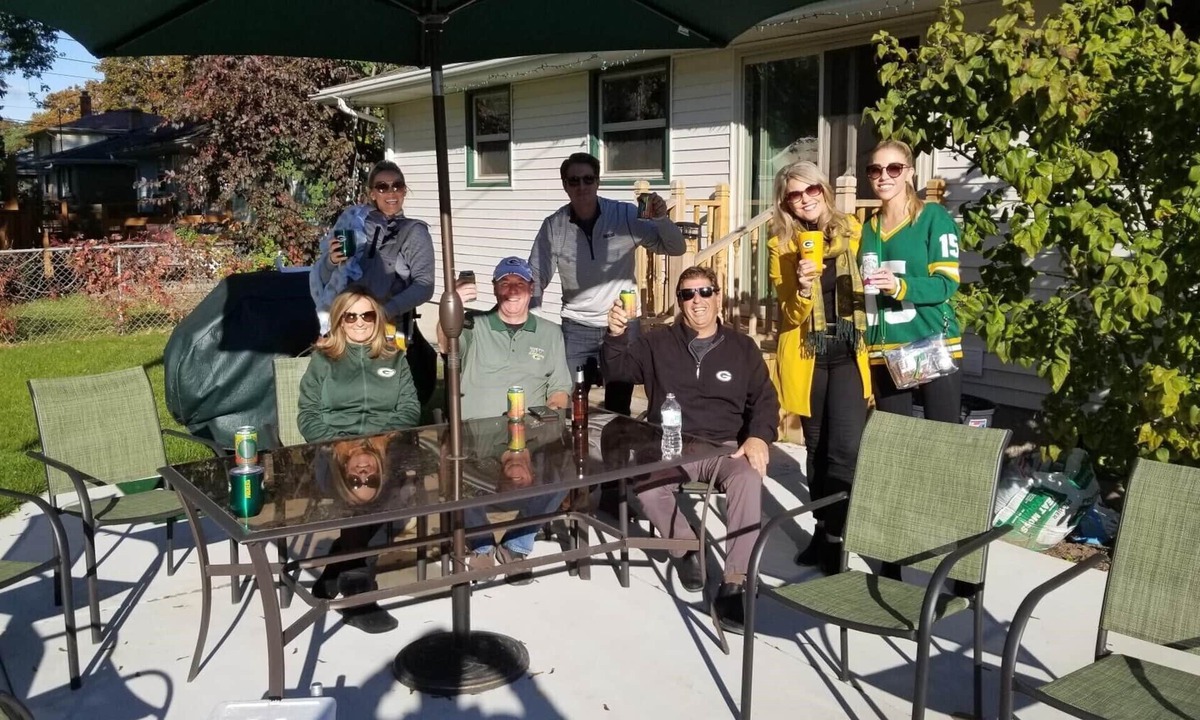 Green Bay House | THE TUNDRA HOUSE IS OPEN! ND vs, WISCONSIN & PACKER SEASON! 1 BLOCK FROM LAMBEAU