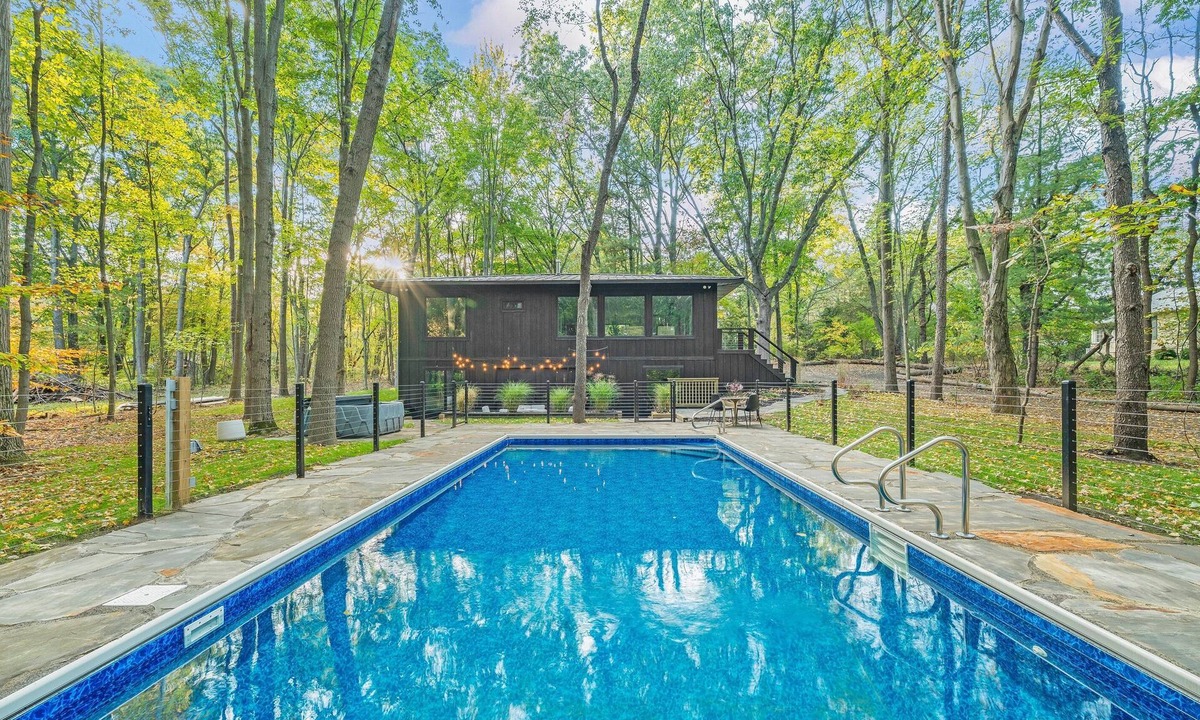 Union Pier House | The Whispering Hollow – Private Pool, Hot Tub & Forest Escape Near Beach