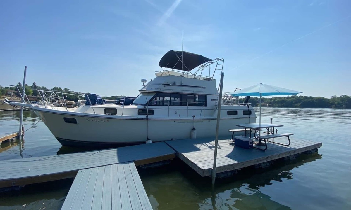 Antioch Boat Rental | The Yacht @ The Cottages on Petite Lake