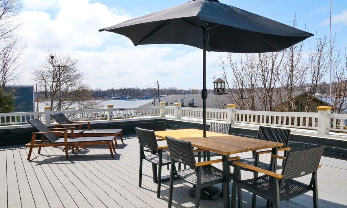 Saugatuck House | This recently remodeled two bedroom condo offers the best of everything! Downtown Saugatuck