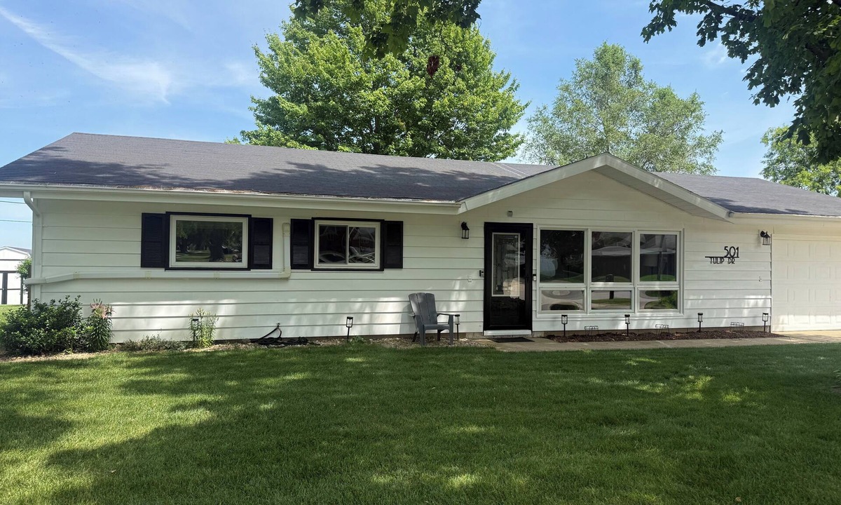Three Oaks House | Three Oaks Home Walk Downtown Fire Pit Near Beaches & Wineries Sleeps 8