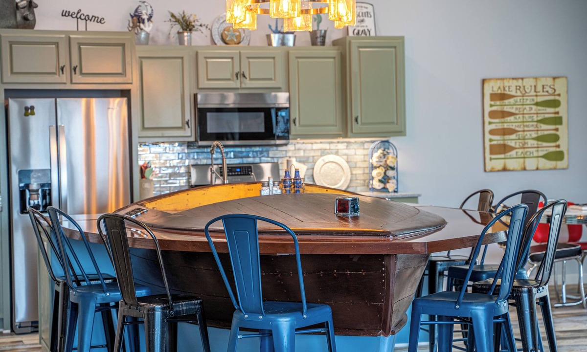 Leesburg House | Tippy Lake Retreat - Kayaks, Bonfires & Lake Views - Sleeps 12!
