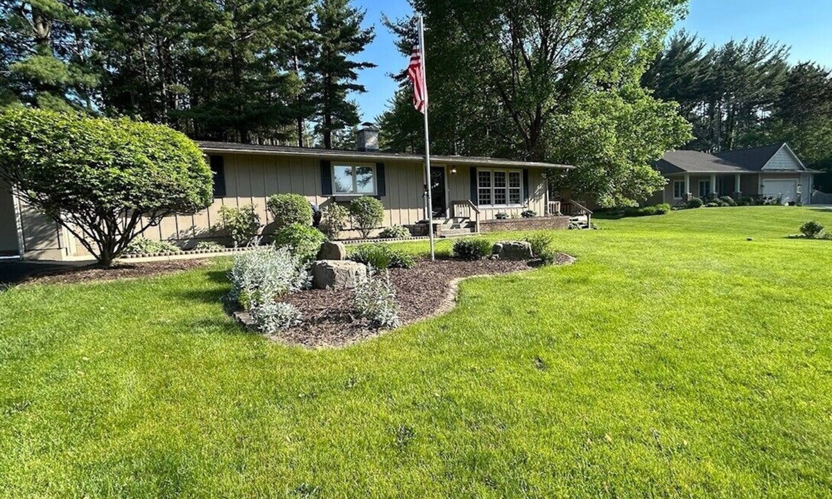 Whitewater House | Tranquil 4-bedroom house on quiet cul-de-sac with lake views in Whitewater