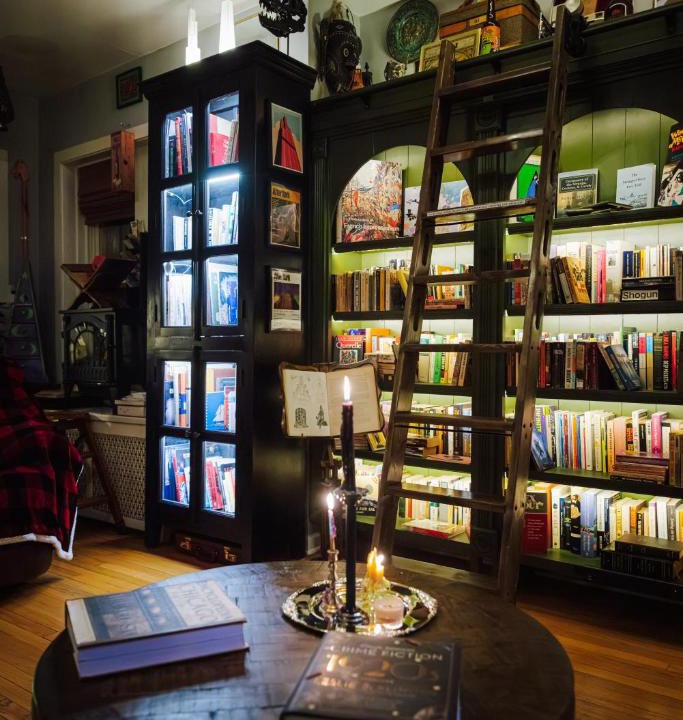 Albany Park Apartment | Tranquil Library 2brm 1bath private eclectic apt at Solar Lodge
