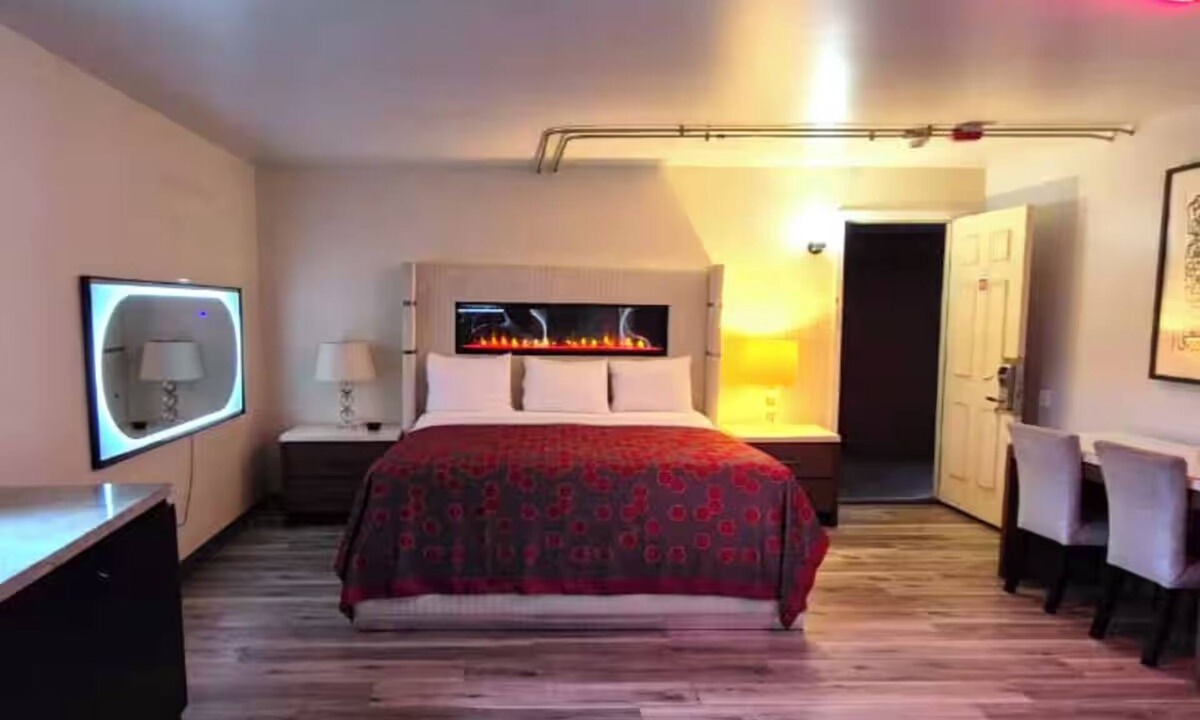 South Holland Hotel | Tranquil Room w/Free Parking - Green Lake - 1.9 miles away | Pets Allowed