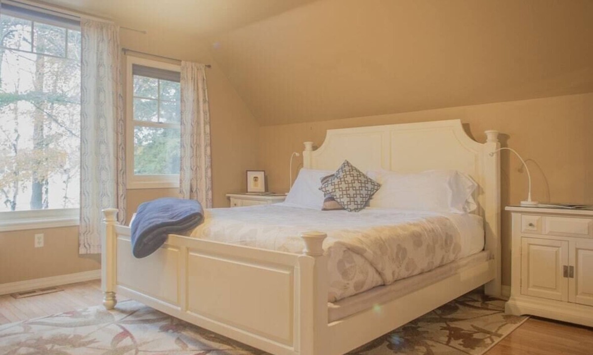 Egg Harbor Cabin | Treehouse at Plum Bottom *Voted Best of DC*