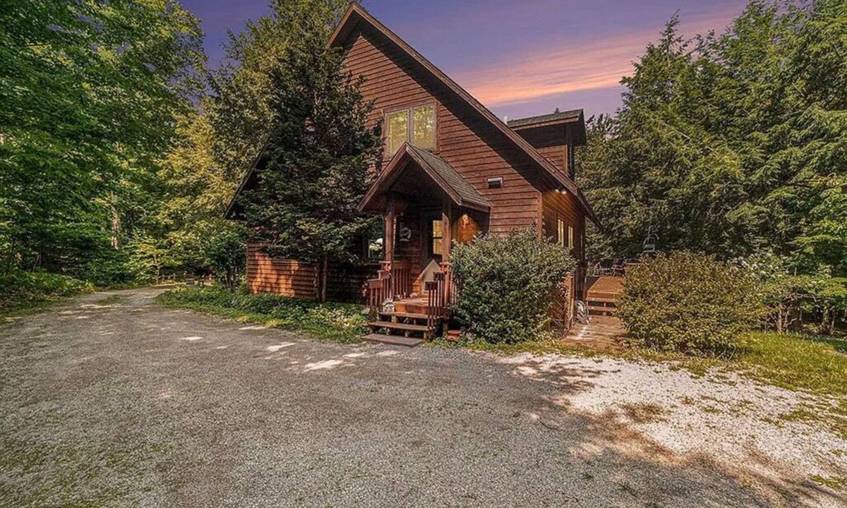 Frankfort House | Treehouse feel, sleeps 10! Near Crystal Lake’s South Shore public beach and CSA.