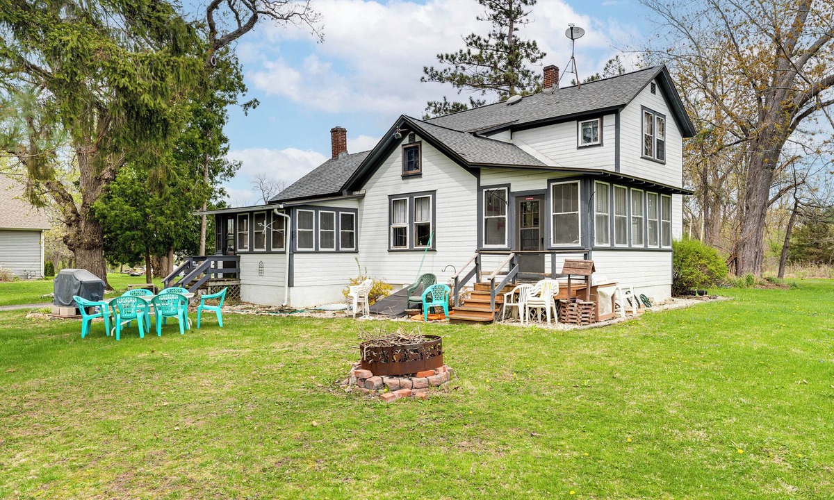 Twin Lakes Cottage | Twin Lakes Cottage: Walk to Elizabeth Lake!