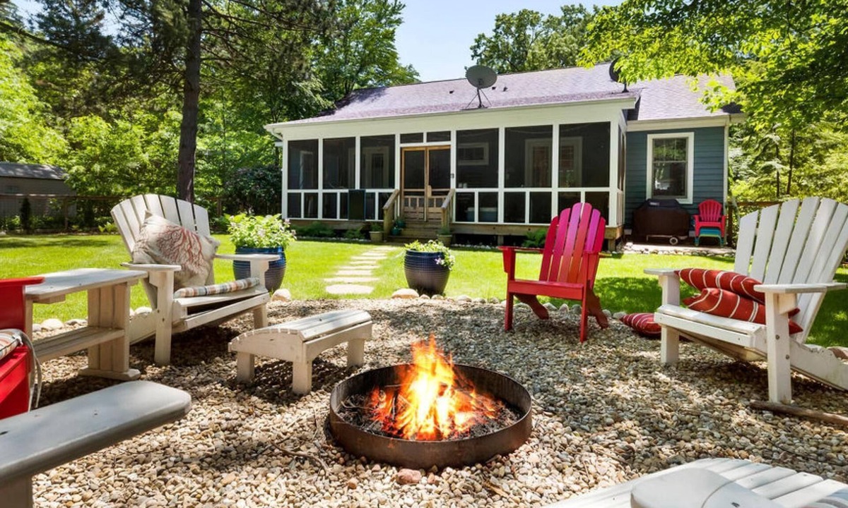 Union Pier Cottage | Union Pier Hidden Gem | 3 Blocks to Beach | Screened Porch & Fire Pit