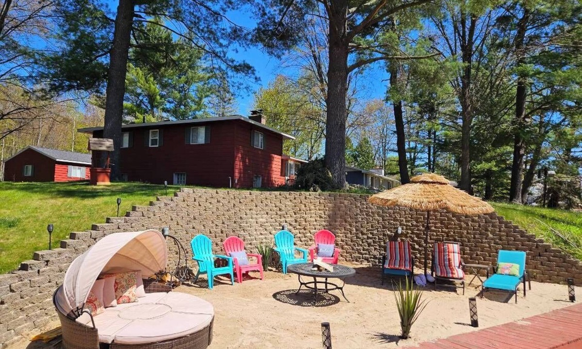 Hope Cottage | Up North Retreat - hot tub - pool table -arcade- sandy oasis- fire pits