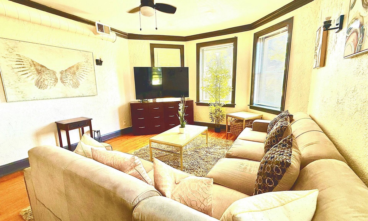 Gage Park Apartment | Upscale 1BR -Near Midway Airport - Free Parking & Fast CTA Access