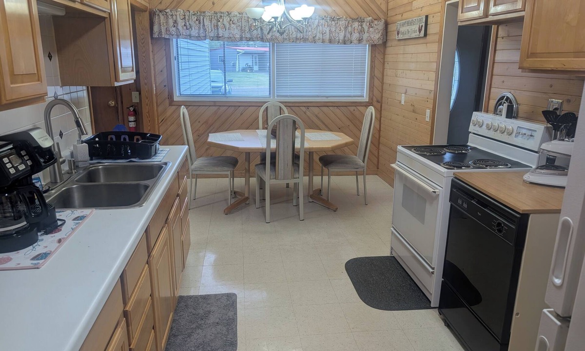 White Pine House | Very spacious, serene 4-bedroom house enough room for multiple families w/Wi-Fi