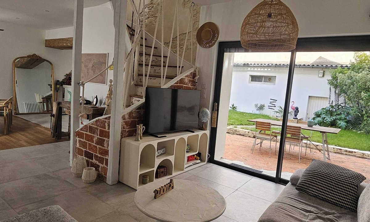 Liberation House | Very well located house with private garage close to town center, train station and tramway.