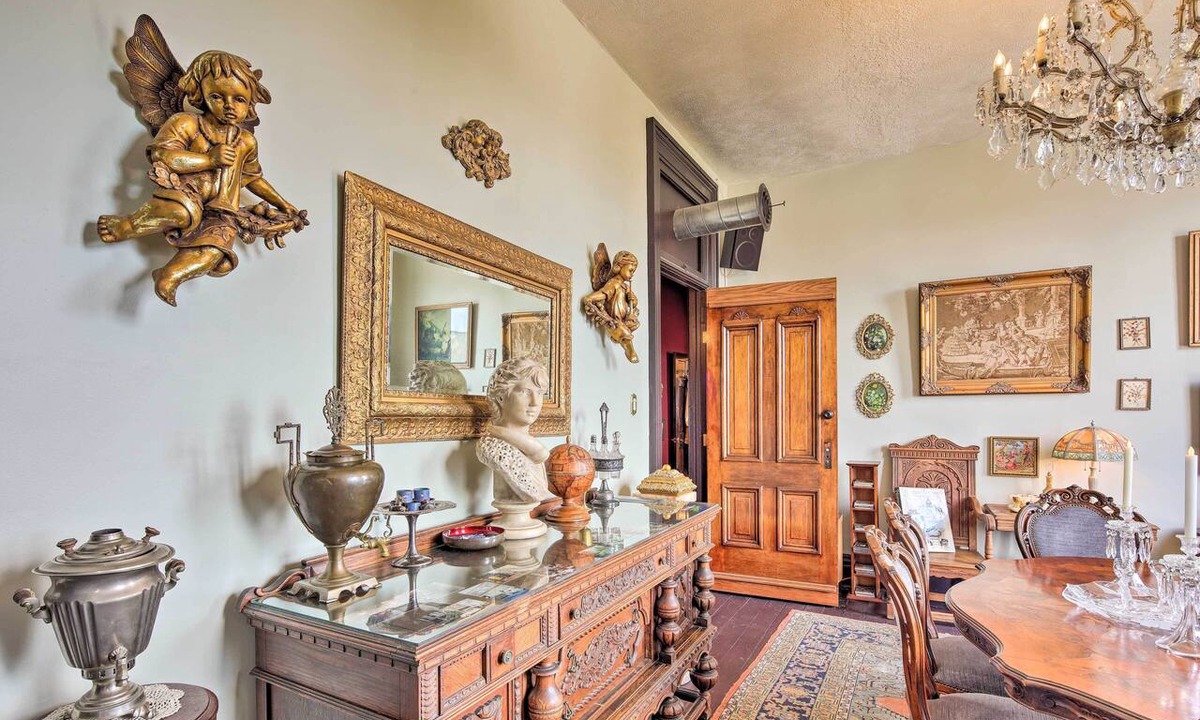 La Porte Apartment | Vintage Apartment in Historic Downtown La Porte