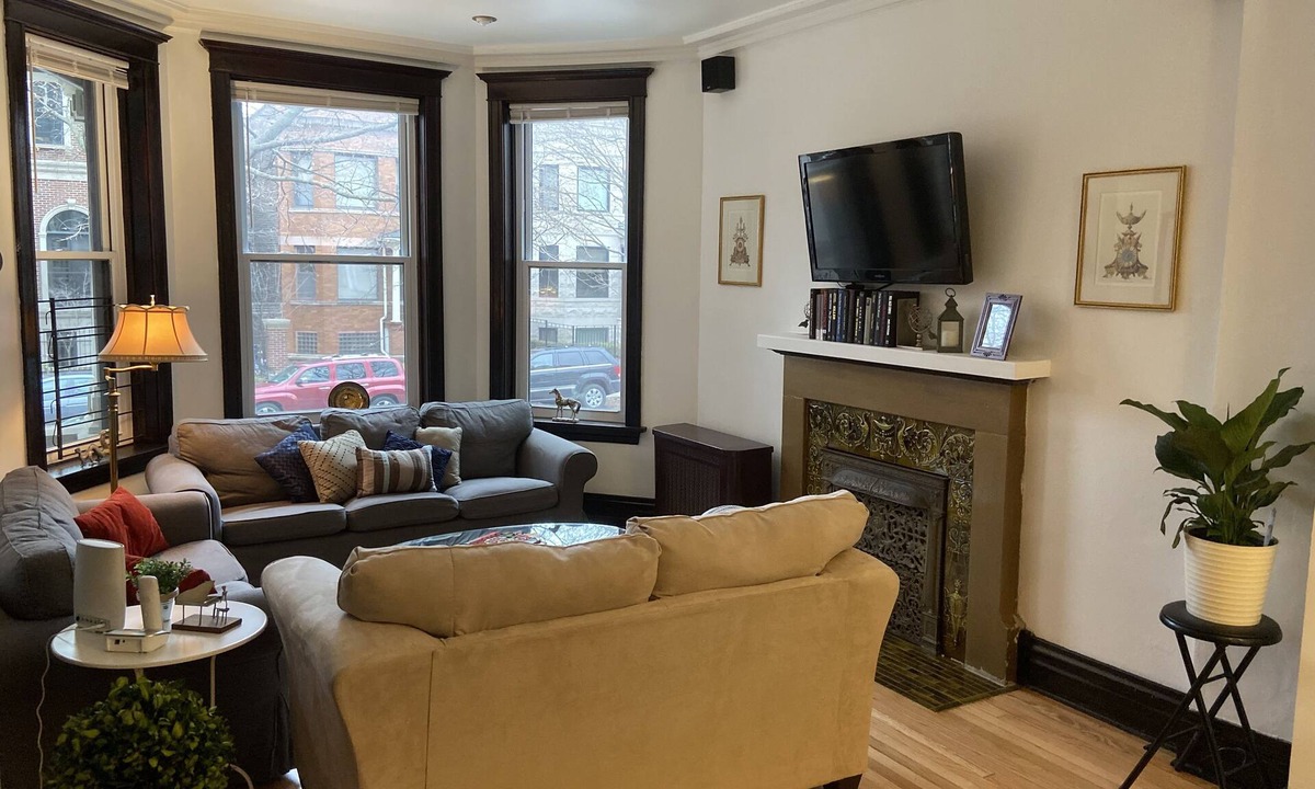 Wrigleyville House | Vintage Wrigleyville Apartment + Free Parking