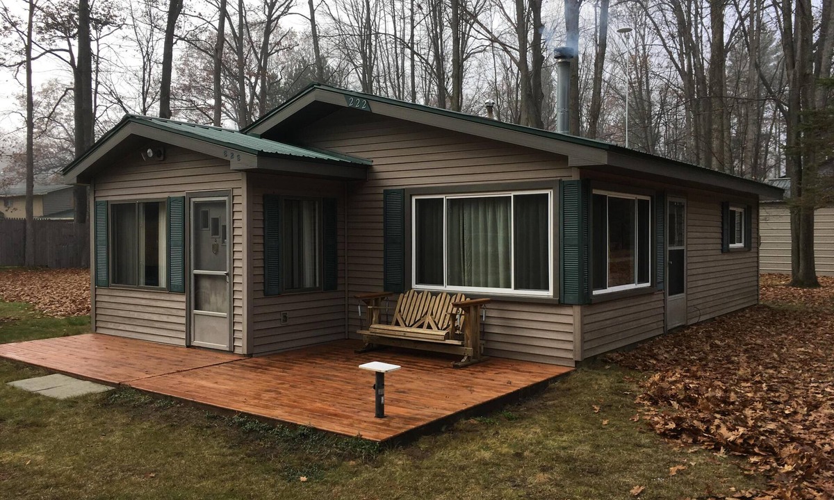 Higgins Lake Cottage | Walk to Lake cottage with beautiful Higgins Lk "Gold Coast" access