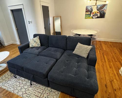 Old Town Triangle Apartment | Walk to Lincoln Park, North Avenue Beach, and Second City! Lovely Old Town Charm! condo