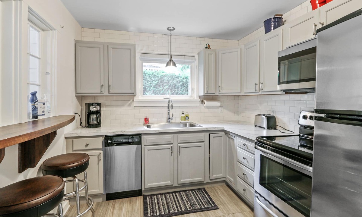 Indian Hills House | Walk to Lake! Adorable House in Fontana-on Geneva Lake. June/August dates open