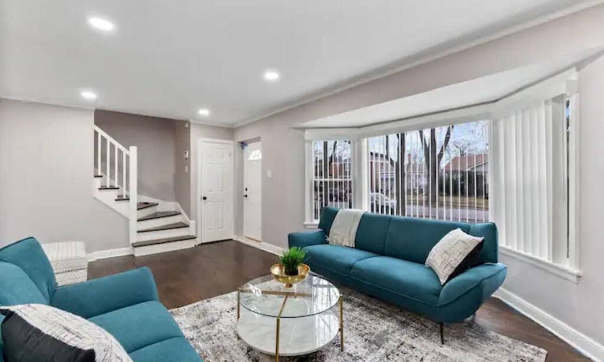 Calumet Heights House | Warm & Spacious 4BR Home Long Stays Welcome
