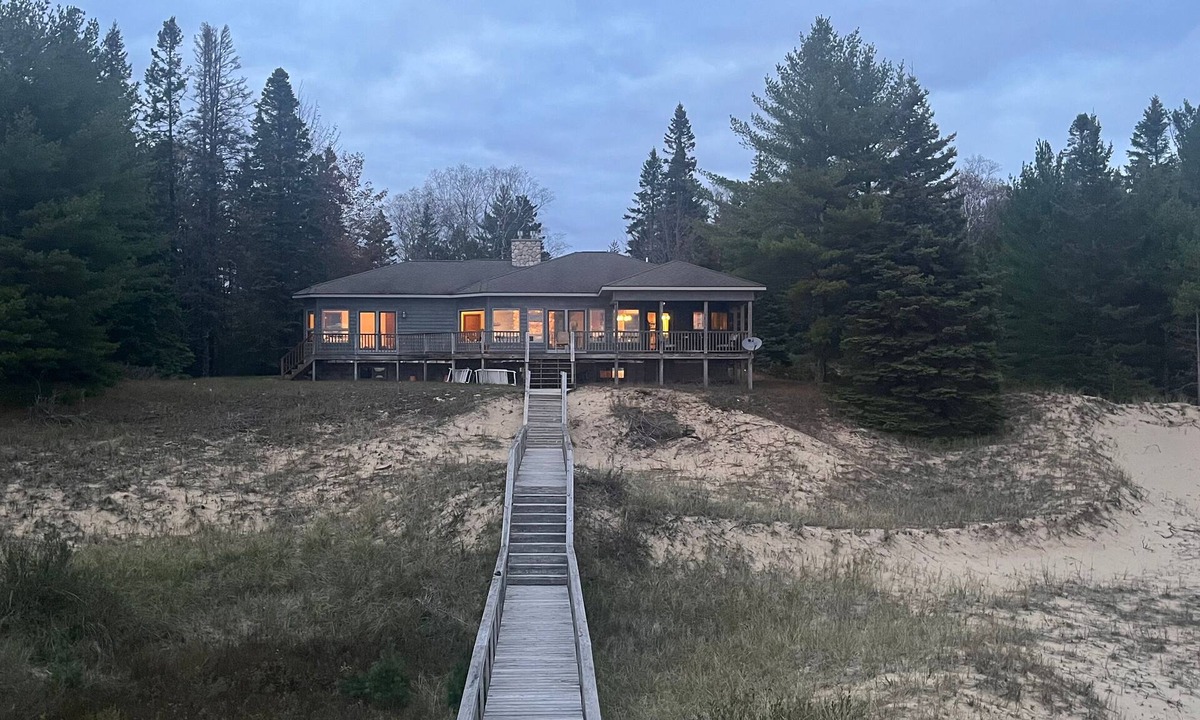 Gulliver House | Water's Edge: Endless Summer on Lake Michigan – Book Your Beach Getaway!