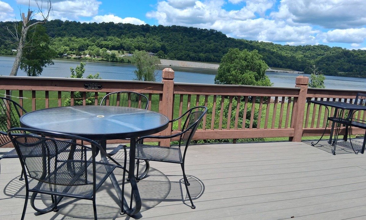 Warsaw House | Waterfront Cabin | Near ARK | Large Family Retreat