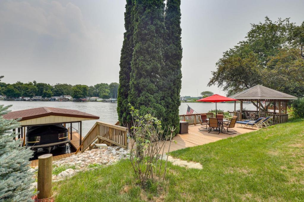 Monticello House | Waterfront Monticello Home w/Fire Pit & Deck!