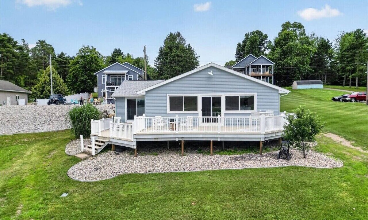 Smyrna House | Waters Edge on Big Pine Island - Trampoline - Sandy Beach - Arcade Games