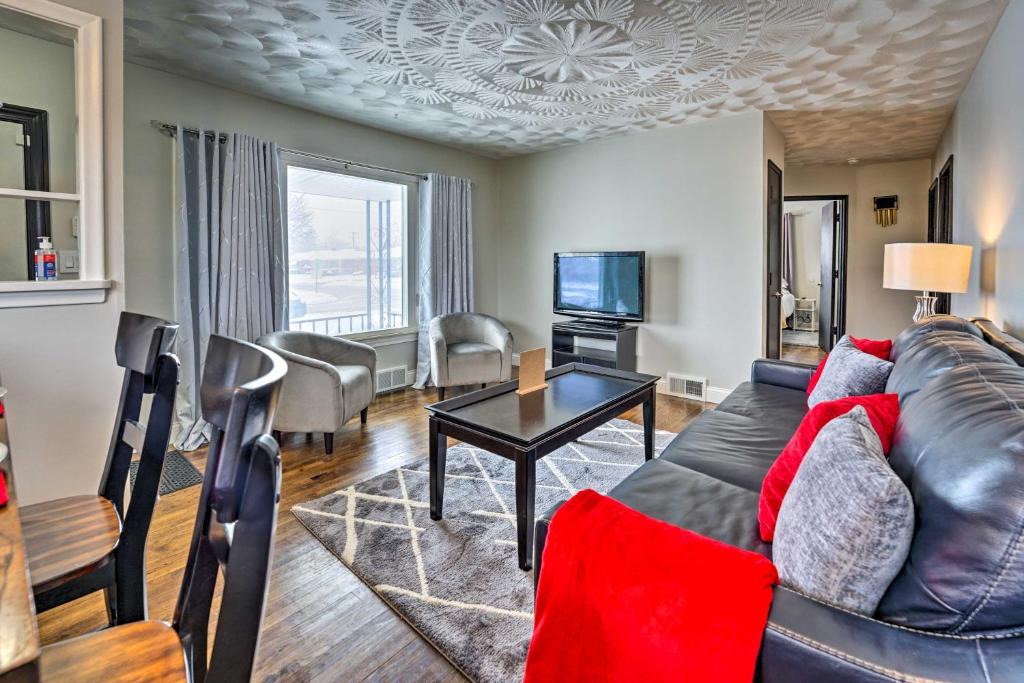 Westland House | Westland Home w/Yard ~ 20 Mi to Downtown Detroit!