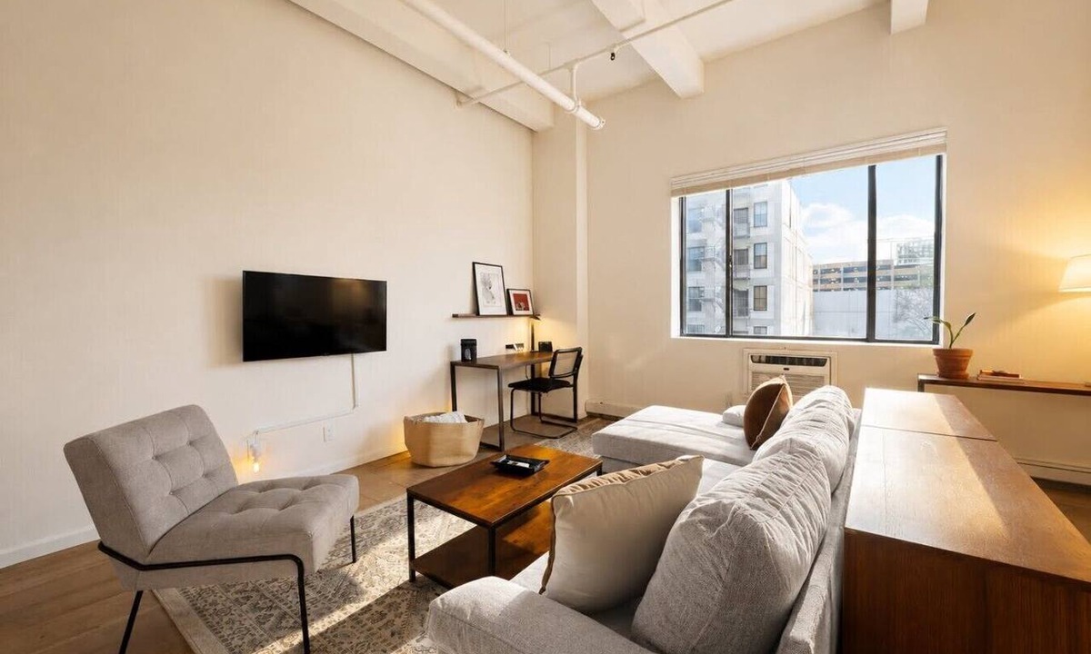 Westown Apartment | Westown Studio Apt Near Fiserv, Baird, and Theater District · Sleeps 4