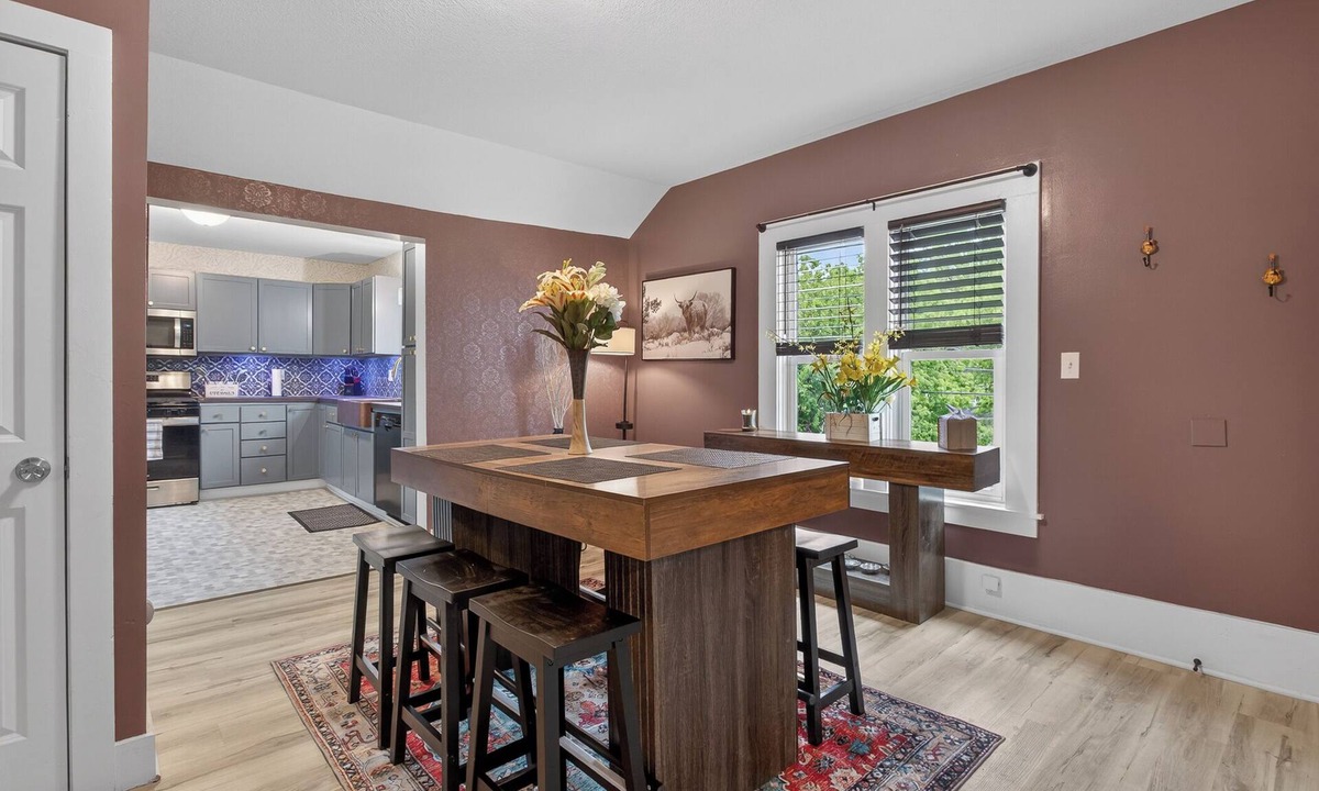 Grand Rapids Apartment | Westside 3 Bedroom Remodeled/Furnished/Short Term:Close to City of GR Prime Area