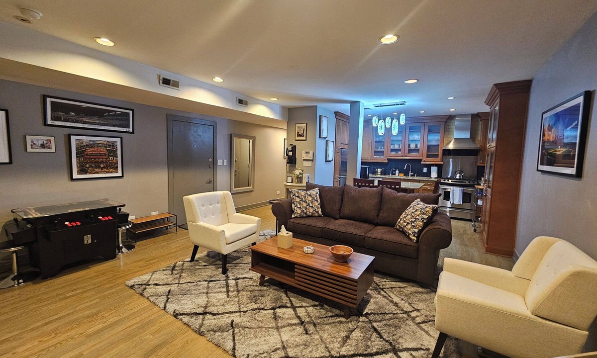 Wrigleyville Apartment | Wonderful 2-bedroom apartment with big back yard in vibrant Chicago