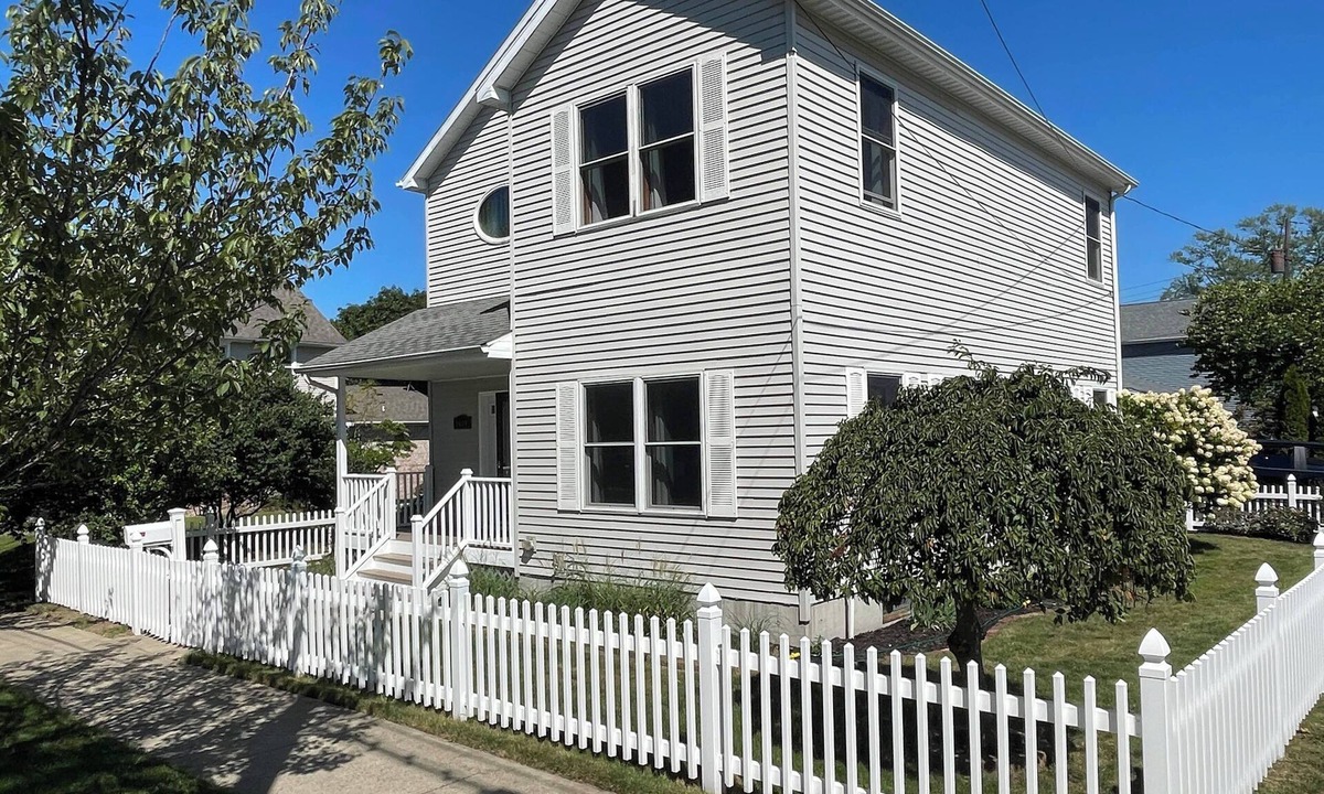 Saint Joseph House | Wonderful 4-bedroom house in charming Downtown St. Joseph - The Residence