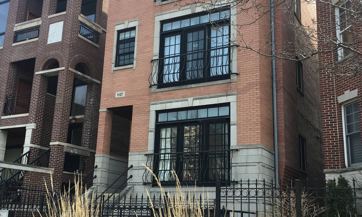Lakeview Condo | Wrigleyville Condo, Sleeps 10, 1/2 block from Wrigley Field