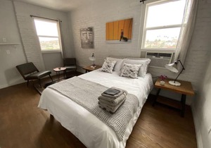 Chic Queen Bed Studio LA Downtown in Los Angeles