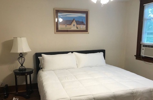 Libertyville Apartment | 1 Bedroom Apartment ★ 1 King ★ Ideal refuge during the crisis