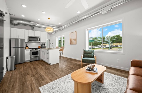 Bridgman Hotel | 1 BR King Suite - Freshwater Inn - Bridgman, MI