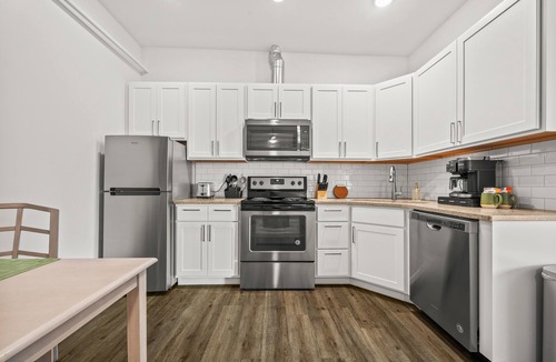 Bridgman Hotel | 1 BR King Suite - Freshwater Inn - Bridgman, MI