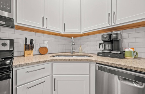 Bridgman Hotel | 1 BR King Suite - Freshwater Inn - Bridgman, MI