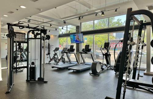 Near West Side Apartment | 1 Free Parking Gym Balcony Sleeps 10