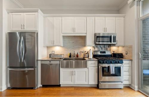 Near West Side Apartment | 1 Free Parking Gym Balcony Sleeps 10