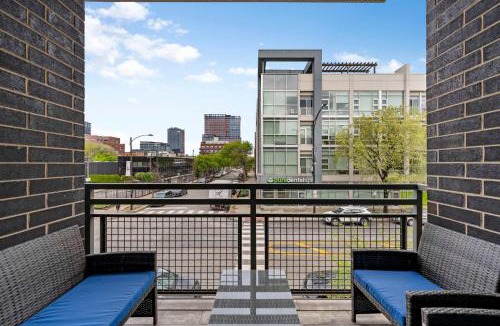 Near West Side Apartment | 1 Free Parking Gym Balcony Sleeps 10