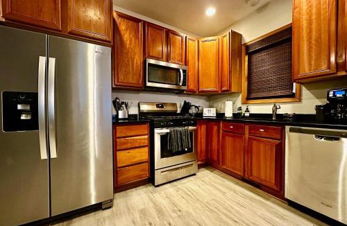 Wicker Park Apartment | 1 Free Parking Sleeps 10