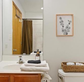 Wicker Park Apartment | 1 Free Parking Sleeps 10