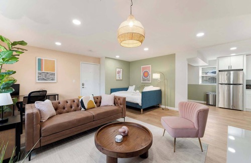Lombard Apartment | 1 Free Parking, Workdesk with Monitor, Sleeps 4!