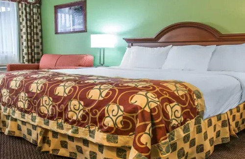 Kalamazoo Hotel | 1 King Bed | Affordable Stay Close to Kalamazoo Attractions - Comfort & Value
